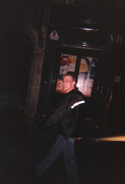 Arie dronken naar hotel.jpg